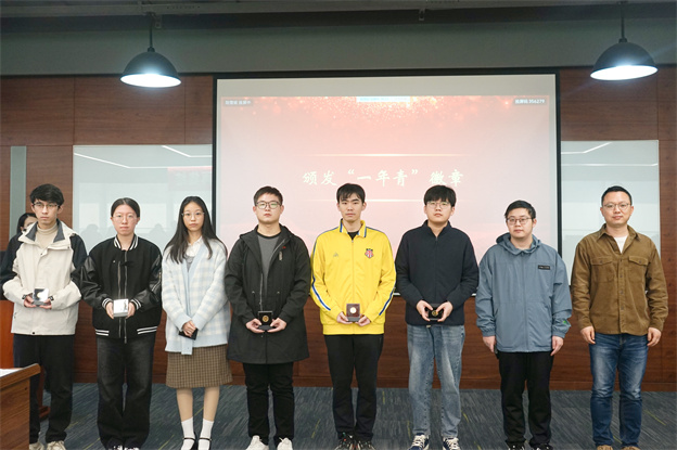 4-宣告一年轻徽章1 .jpg