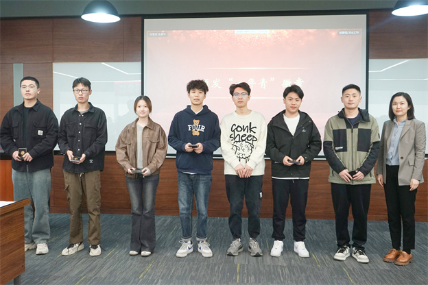 4-宣告一年轻徽章6 .jpg